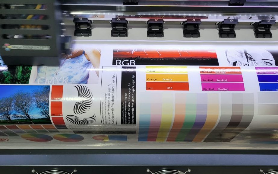 Prova de cor CMYK e RGB sendo impressa em grande formato na Gráfica e Estamparia de Elite