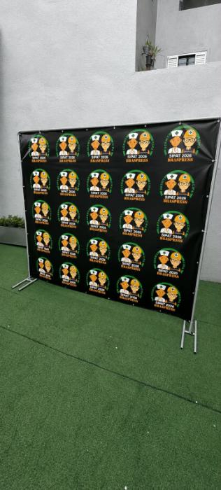 Backdrop em lona com estrutura para evento corporativo