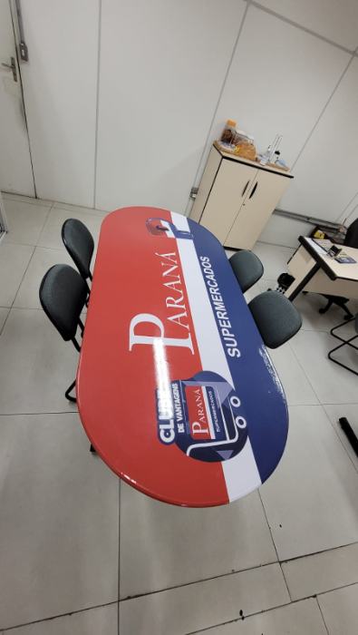 Mesa de reunião adesivada com a identidade do cliente