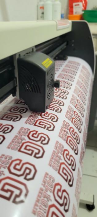 Plotter recortando adesivos de colégio em lote