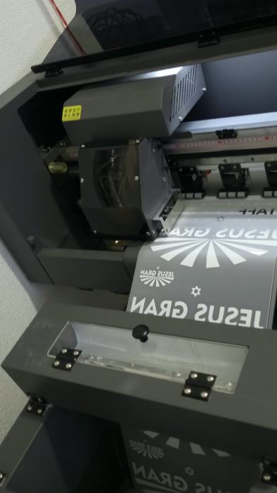 Plotter de recorte produzindo adesivos para igreja