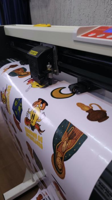 Plotter de recorte produzindo adesivos com contorno para revenda