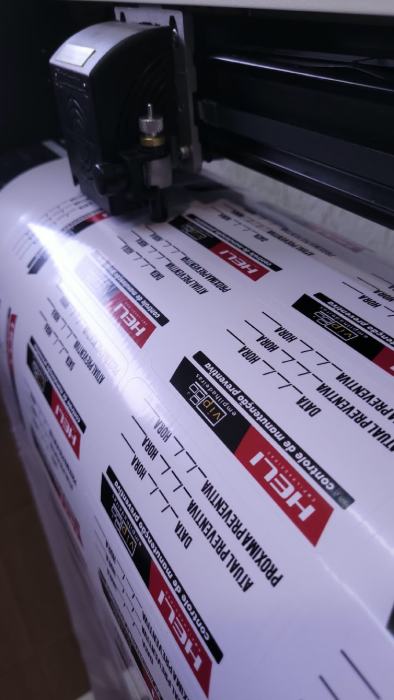 Plotter de recorte produzindo etiquetas adesivas