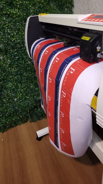 Bobina de adesivos impressos saindo do plotter